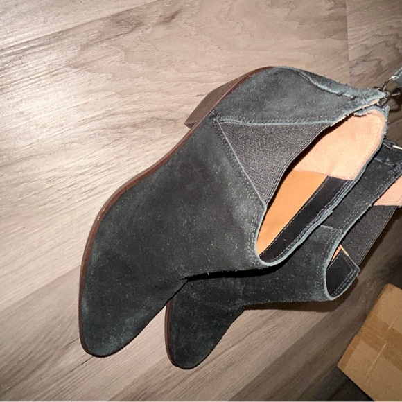 Trask Green Ankle Boots with Suede Finish and Rugged Sole - Picture 3 of 7